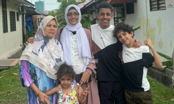 1. Shaima and her family visited their neighbour in Melaka to celebrate Syawal.
